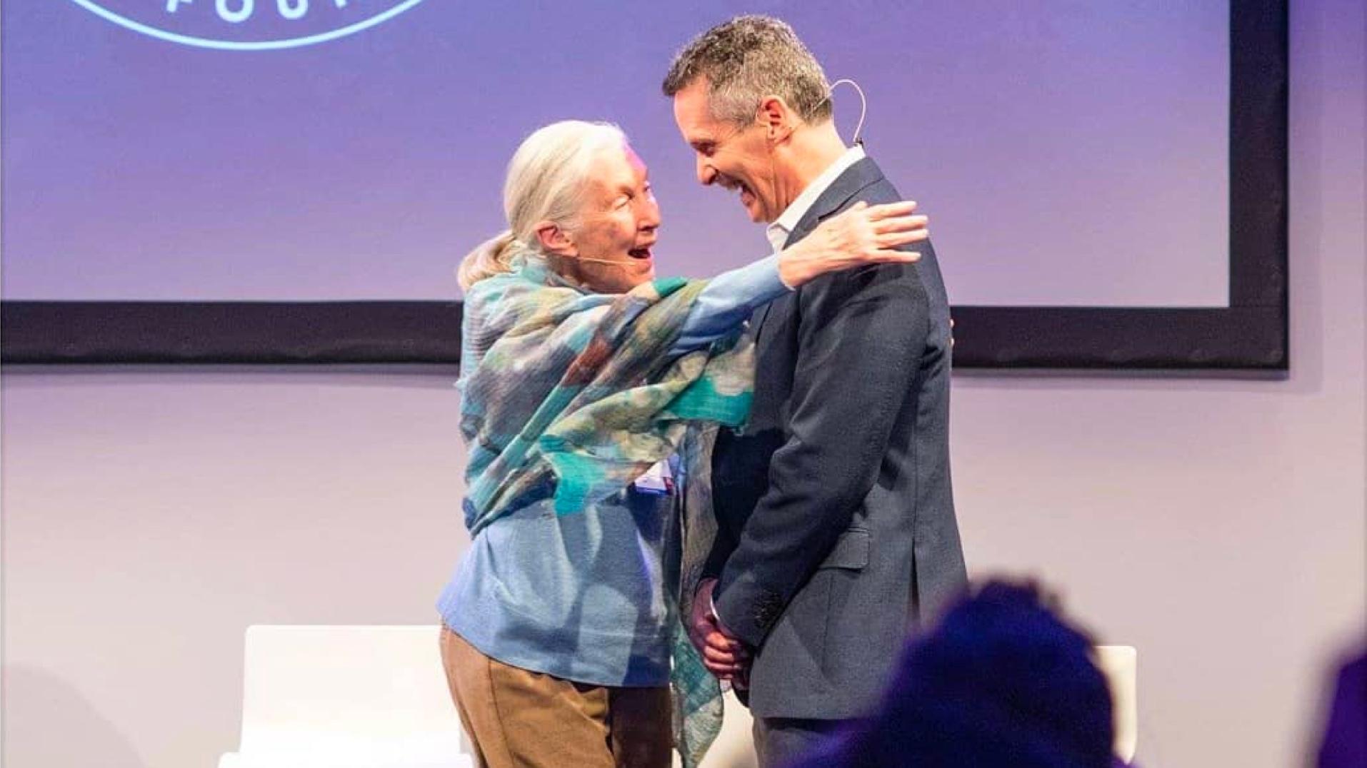 Jane Goodall abraçando Dan Springer