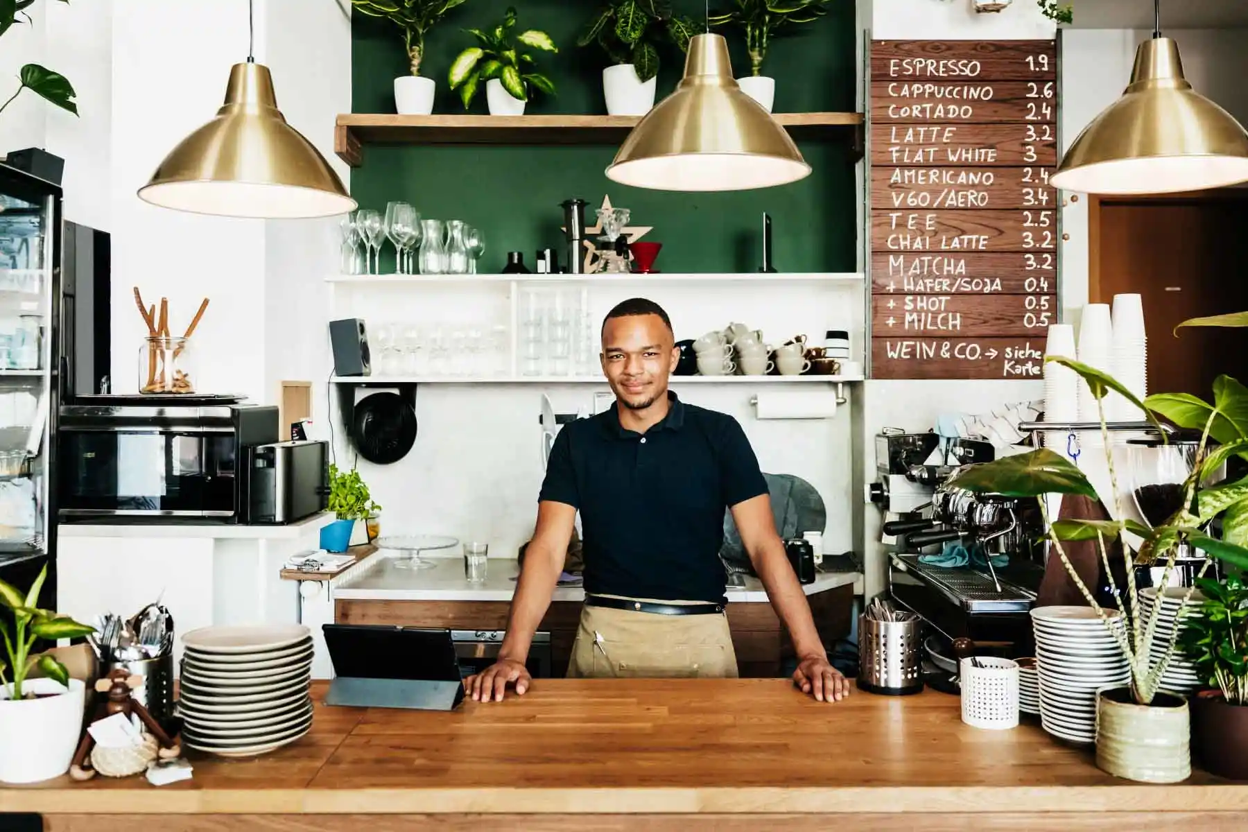 Ein Barista, der an einer Bedienungstheke steht.